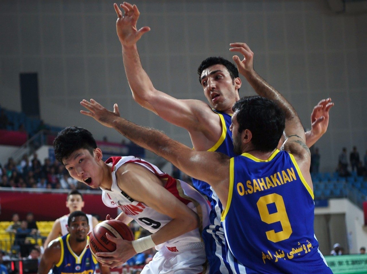 包含丹佛掘金迎亚冠关键赛，今晨篮板制胜，赛场秩序良好，临场指挥获称赞的词条